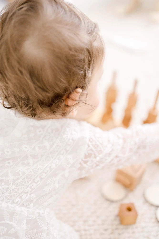 enfant jouer beige marron gris